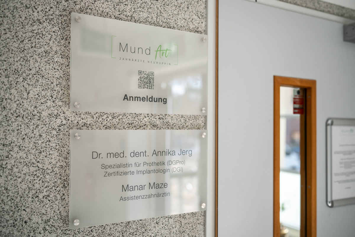 Praxisschild von MundArt Zahnärzte Neuruppin am Eingang